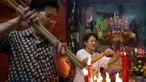 Beberapa orang menyalakan dupa saat festival Hungry Ghost di Kuala Lumpur, Malaysia, (3/8/2014). (REUTERS/Olivia Harris)