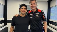 Jorge Martin (kiri) bersama CEO Aprilia Massimo Rivola. (X/MotoGP)