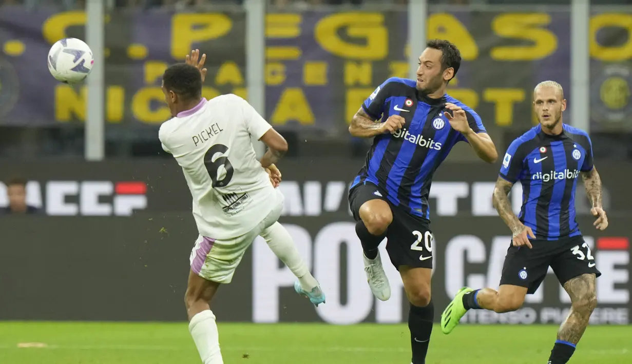 Gelandang Inter Milan, Hakan Calhanoglu berebut bola dengan pemain Cremonese, Charles Pickel pada pertandingan lanjutan Liga Serie A Italia di stadion San Siro di Milan, Italia, Rabu (31/8/2022). Dengan kemenangan ini, Inter Milan naik  ke posisi 2 dengan 9 poin. (AP Photo/ Luca Bruno)