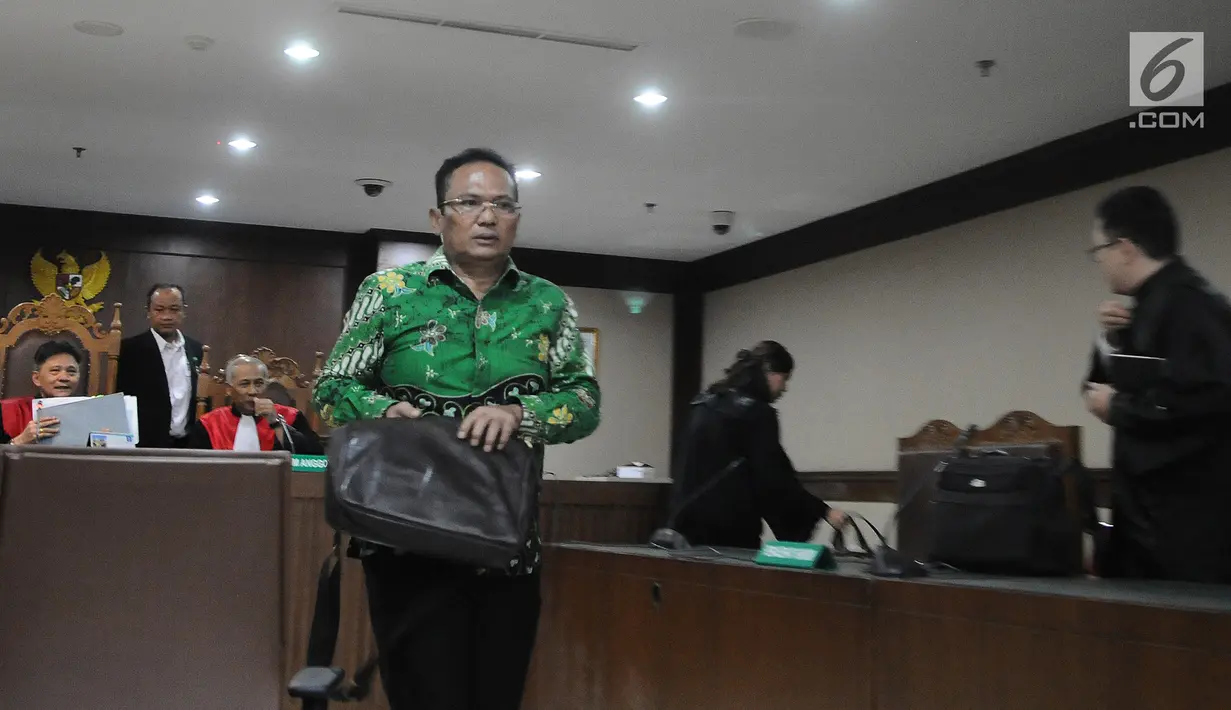 Mantan Manajer Merger dan Akuisisi Direktorat Hulu PT Pertamina Persero, Bayu Kristanto seusai menjalanin sidang putusan di Pengadilan Tipikor, Jakarta, Senin (18/3). (Liputan6.com/Herman Zakharia)