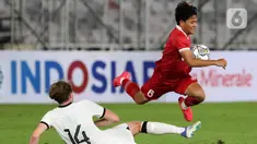 Pemain belakang timnas Indonesia U-20, Zanadin Fariz (kanan) melompat menghindari tekel dari Theo Michael Ettema (Selandia Baru) pada turnamen mini International Friendly Match di Stadion Utama Gelora Bung Karno, Minggu (19/2/2023). Timnas Indonesia U-20 gagal melanjutkan kemenangan pada turnamen mini, dan harus mengakui keunggulan Selandia Baru 1-2. (Liputan6.com/Herman Zakharia)