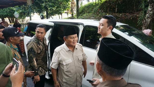 Prabowo Dan Sang Putra Berziarah Ke Makam Soeharto Tanpa Ditemani Titiek Regional Liputan6 Com