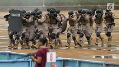 Anggota Polri saat melakukan simulasi penanganan teror dan unjuk rasa di Gedung Multi Fungsi Polri, Cikeas, Bogor, Jawa Barat, (23/4). Simulasi diikuti berbagai kesatuan Polri. (Merdeka.com/Arie Basuki)