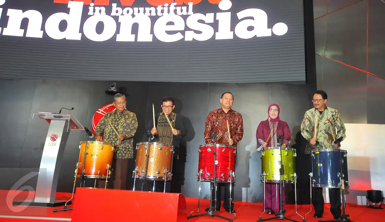 Pukulan genderang menandai ditutupnya perdagangan Bursa Efek Indonesia akhir Tahun 2016 di BEI, Jakarta, Jumat (30/12). Perdagangan bursa saham 2016 Indonesia ditutup dengan level 5.296 poin.(Liputan6.com/Angga Yuniar)