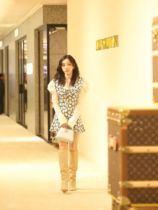 Leader dari SNSD itu sukses jadi pusat perhatian di acara Louis Vuitton dengan gaya feminin edgy.