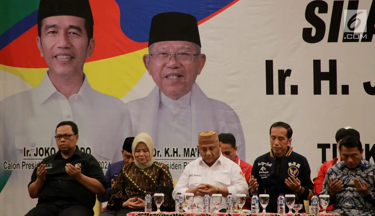 Capres nomor 01 Joko Widodo menghadiri acara silaturahmi dengan relawan dan Tim Kampanye Daerah di Gorontalo, Kamis (28/2). Acara dihadiri para caleg daerah dari partai pendukung pasangan Jokowi-Ma'ruf dan para relawan. (Liputan6.com/Arfandi Ibrahim)