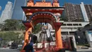 Seorang pria melintas didepan tempat pemberhentian kereta api Angels Flight di pusat kota Los Angeles, AS (30/8). Angels Flight merupakan satu-satunya kereta kabel di Los Angelesdan dan terdaftar ke dalam tempat bersejarah. (AP Photo/ Richard Vogel)