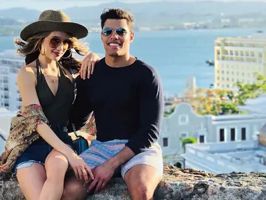Selebritas Cinta Laura berofoto bersama pria yang diduga kekasihnya Frank Garcia saat berlibur di Puerto Riko. Teka-teki kisah asmara Cinta Laura dengan seorang pria berwajah Latin yang eksotis ini masih terus berlanjut. (Instagram.com/claurakiehl)