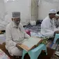 Umat Muslim membaca al-Quran saat melakukan ibadah itikaf di sebuah masjid, di Lahore, Pakistan, Jumat (22/4/2022). Itikaf adalah adalah tinggal atau menetap di dalam masjid dengan niat beribadah untuk mendekatkan diri kepada Allah pada sepuluh hari terakhir Ramadhan. (AP Photo/K.M. Chaudary)