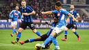 Pemain Napoli, Eljif Elmas (kanan) berebut bola dengan bek sayap Inter Milan, Victor Moses pada leg pertama semifinal Coppa Italia di Stadion Giuseppe Meazza, Rabu (12/2/2020). Inter Milan  menyerah dari tamu, Napoli, dengan skor 0-1 akibat gol tunggal Fabian Ruiz. (Massimo Paolone/LaPresse via AP)