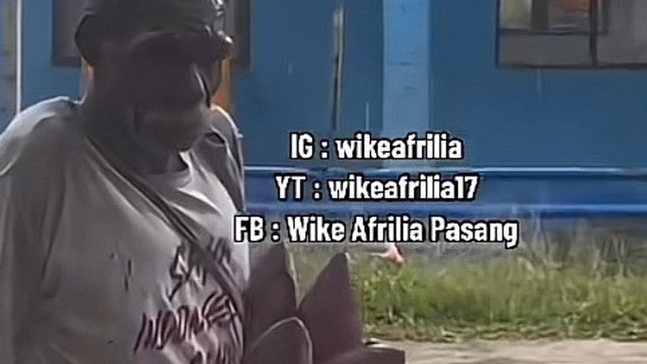 Viral Momen Haru Seorang Bapak Rela Hujan-hujanan demi Tukar Jantung Pisang dengan Mi Instan