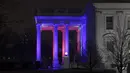 Gedung Putih diterangi dengan warna merah, putih dan biru untuk mendukung Tim Olimpiade dan Paralimpiade AS pada 03 Februari 2022 di Washington, DC. AS yang menjadi juara tahun 1932 mengirim sedikitnya 223 atlet ke Olimpiade Musim Dingin Beijing 2022. (Win McNamee/Getty Images/AFP)
