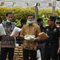 Presiden Jokowi bersama Kepala BNN Komjen Budi Waseso dan Menko Polhukam Wiranto menunjukkan barang bukti narkoba yang berhasil dijaring BNN selama dua bulan terakhir, di Monas, Jakarta, Selasa (6/12). (Liputan6.com/Faizal Fanani)