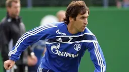 Striker veteran Spanyol Raul Gonzalez berlatih bersama klub barunya, Schalke 04 pada 28 Juli 2010 di Gelsenkirchen, Jerman. AFP PHOTO/PATRIK STOLLARZ