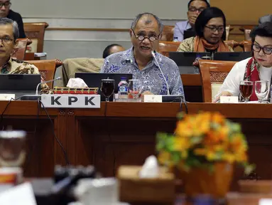 Ketua KPK, Agus Rahardjo (tengah) bersama Wakil Ketua KPK Basaria Panjaitan (kanan), dan Alexander Marwata (kiri) mengikuti rapat dengar pendapat dengan Komisi III DPR di Kompleks Parlemen, Senayan, Jakarta, Senin (12/2). (Liputan6.com/Johan Tallo)