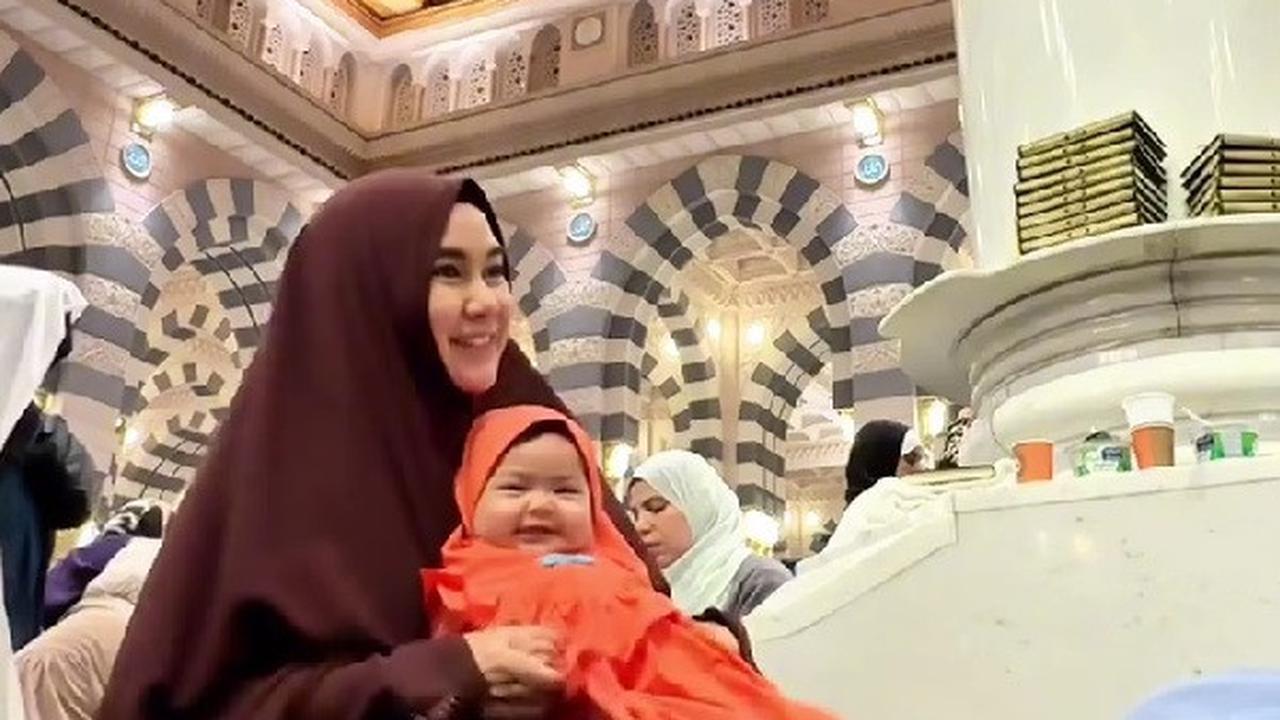Potret Anisa Rahma Bukber di Masjid Nabawi Sambil Gendong Si Kecil, Netizen Kompak Bersholawat