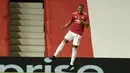 Penyerang Manchester United, Anthony Martial berselebrasi usai mencetak gol ke gawang LASK pada pertandingan leg kedua babak 16 besar Liga Europa di Stadion Old Trafford, Inggris (6/8/2020). MU menang 2-1 atas LASK dan melaju ke perempat final.  (AP Photo/Dave Thompson)