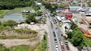 <p>Foto udara memperlihatkan kemacetan yang terjadi dalam Tol Tangerang-Merak, Banten, Jumat (29/4/2022). Kemacetan sepanjang 7 Kilometer mengular hingga ke dalam tol akibat lonjakan pemudik yang hendak menyeberang ke Pulau Sumatera melalui Pelabuhan Merak. (Liputan6.com/Angga Yuniar)</p>