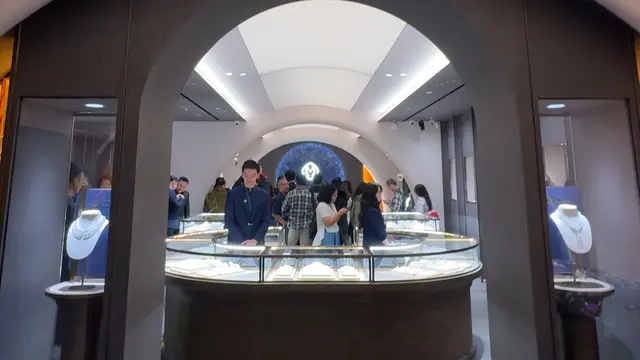 Butik Mondial yang baru saja dibuka dengan konsep terbaru di Plaza Indonesia. [Anisha/Fimela]