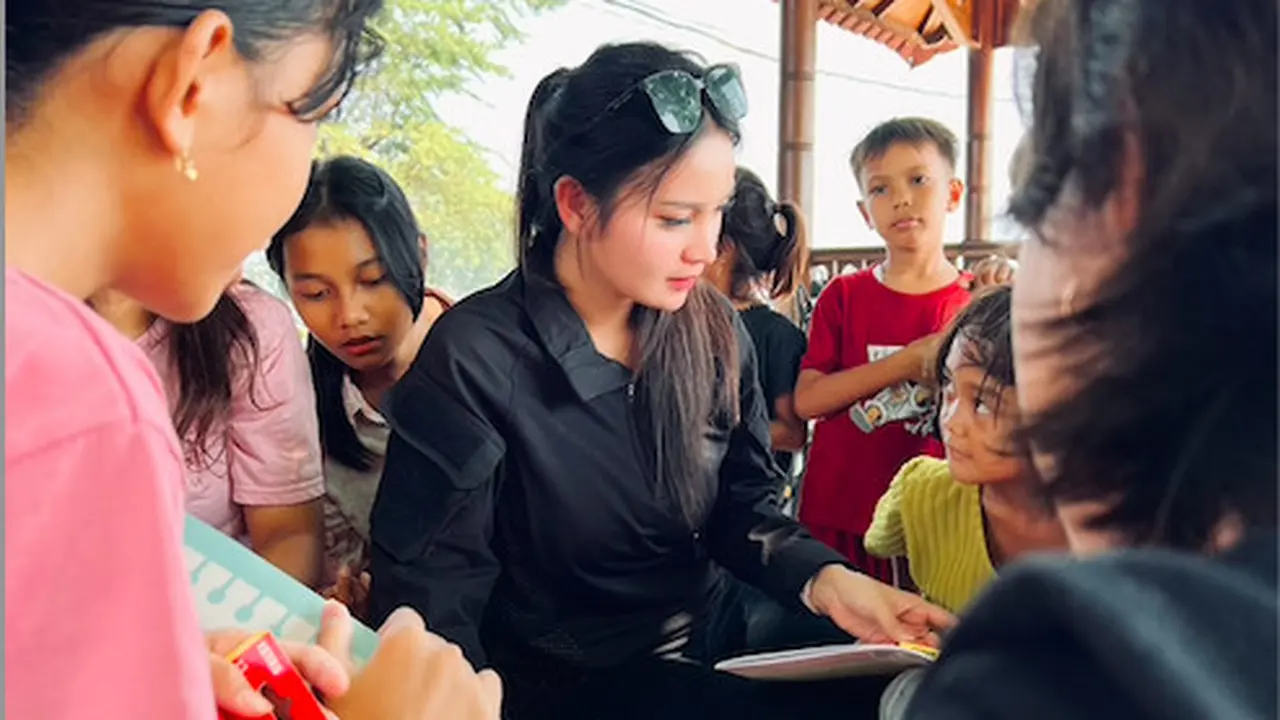 Graccilya Feren ajak belajar anak-anak Kampung Nelayan (Istimewa)