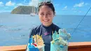 Dalam momen ulang tahunnya ke 27 ini Prilly mendapat kue ulang tahun yang unik. Kuenya dihias dengan nuansa biru seperti tema laut dan kerang-kerang. Momen ini menuai banyak sorotan dan ucapan selamat serta doa dari para penggemar dan selebriti. (Liputan6.com/IG/@prillylatuconsina96)