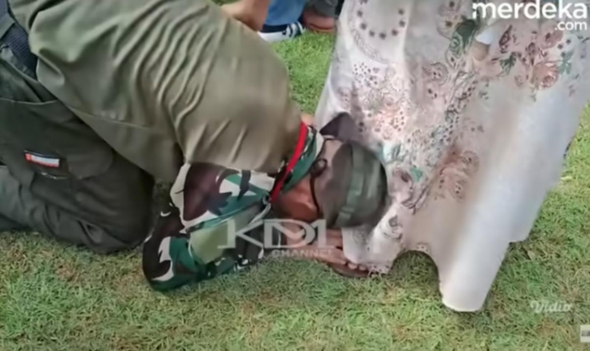 Pelajar 'Lulus' Pendidikan di Barak Militer Bak Taruna TNI,