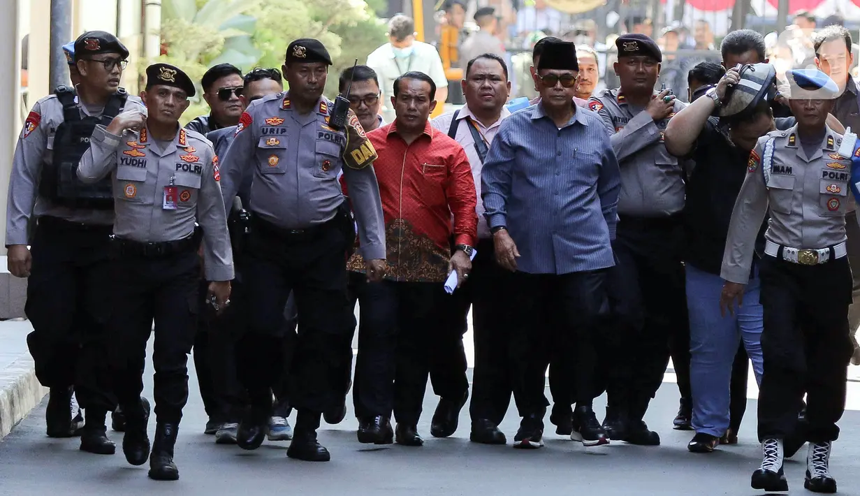 Panji Gumilang didampingi tim pengacara dan dikawal sejumlah personel Provos Polri. Pengawalan dilakukan Panji tiba di gerbang masuk Kompleks Bareskrim Polri hingga menuju ruang pemeriksaan. (Liputan6.com/Herman Zakharia)