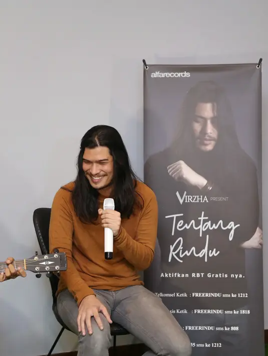 Penyanyi 27 tahun itu berharap saat video klipnya keluar bisa menjadi kejutan buat ayahnya. Meski sekarang ini ayahnya telah mengetahui syair lagunya, namun belum lihat videonya. (Nurwahyunan/Bintang.com)