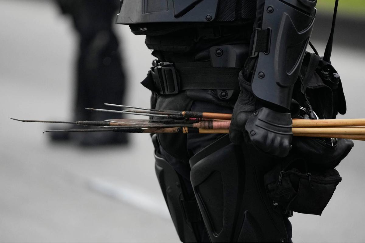 FOTO: Bentrokan di Bogota, Demonstran Serang Polisi dengan Panah di depan Kedubes AS