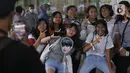 Penggemar berfoto dengan aksesoris Park Jihoon di ICE BSD Hall 5, BSD, Tangerang Selatan, Sabtu (15/2/2020). Penyanyi asal Korsel, Park Jihoon menghadiri acara temu penggemar dan konser (fancon) dalam konser Park Jihoon Fancon Asia Tour 2020 in Jakarta. (Liputan6.com/Angga Yuniar)