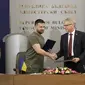 Presiden Ukraina Volodymyr Zelensky berjabat tangan dengan Perdana Menteri Bulgaria Nikolai Denkov di Sofia, Kamis (6/7/2023), setelah penandatanganan sebuah memorandum. (Dok. AP/Valentina Petrova)