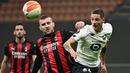Penyerang AC Milan, Ante Rebic, berebut bola dengan bek Lille, Sven Botman, pada laga lanjutan Liga Europa 2020/2021 di San Siro, Jumat (6/11/2020) dini hari WIB. AC Milan kalah 0-3 oleh Lille. (AFP/Miguel Medina)
