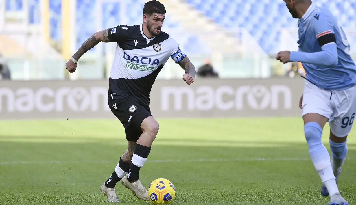 Merebut bola dari kaki Rodrigo de Paul (kiri) bukan perkara mudah. Dia telah melakukan 92 kali dribel sukses musim ini. Tingkat kesuksesan dribel pemain asal Argentina ini mencapai 70.8 persen. Catatan yang sangat luar biasa tentunya. (Foto: AP/LaPresse/Alfredo Falcone)