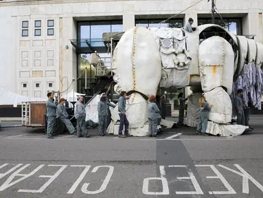 Sebuah patung beruang kutub diikutsertakan Aktris Inggris Emma Thompson saat aksi protes lingkungan di Markas Shell, London, Inggris, Selasa (2/9/2015). Emma Thompson menganggap Shell telah merusak lingkungan. (Reuters/Stefan Wermuth)