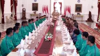 Suasana pertemuan skuat Timnas Indonesia dengan Presiden Joko Widodo di Istana Kepresidenan, Senin (19/12/2016). (Liputan6.com/Ilyas Istinianur Praditya)
