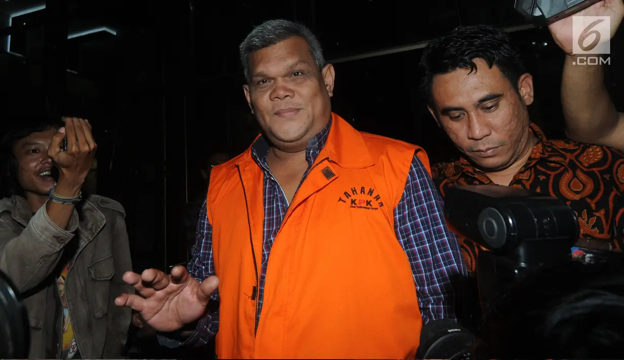 Panitera pengganti PN Jakarta Timur, Muhammad Ramadhan memakai rompi tahanan usai pemeriksaan di Gedung KPK, Jakarta, Rabu (28/11). Ramadhan resmi ditetapkan sebagai tersangka terkait suap penanganan perkara perdata di PN Jaksel. (Merdeka.com/Dwi Narwoko)