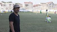 Mantan pemain timnas dan juga pendiri ASIFA, Aji Santoso memimpin langsung latihan anak didiknya di Malang, Jawa Timur. (Bola.com/Vitalis Yogi Trisna)