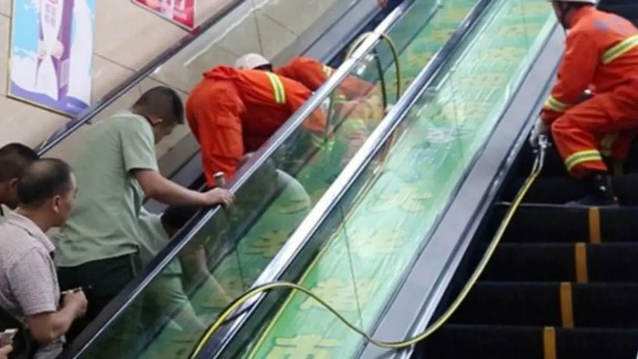 Tangan Balita 3 Tahun Tertelan Eskalator di China *tahan*