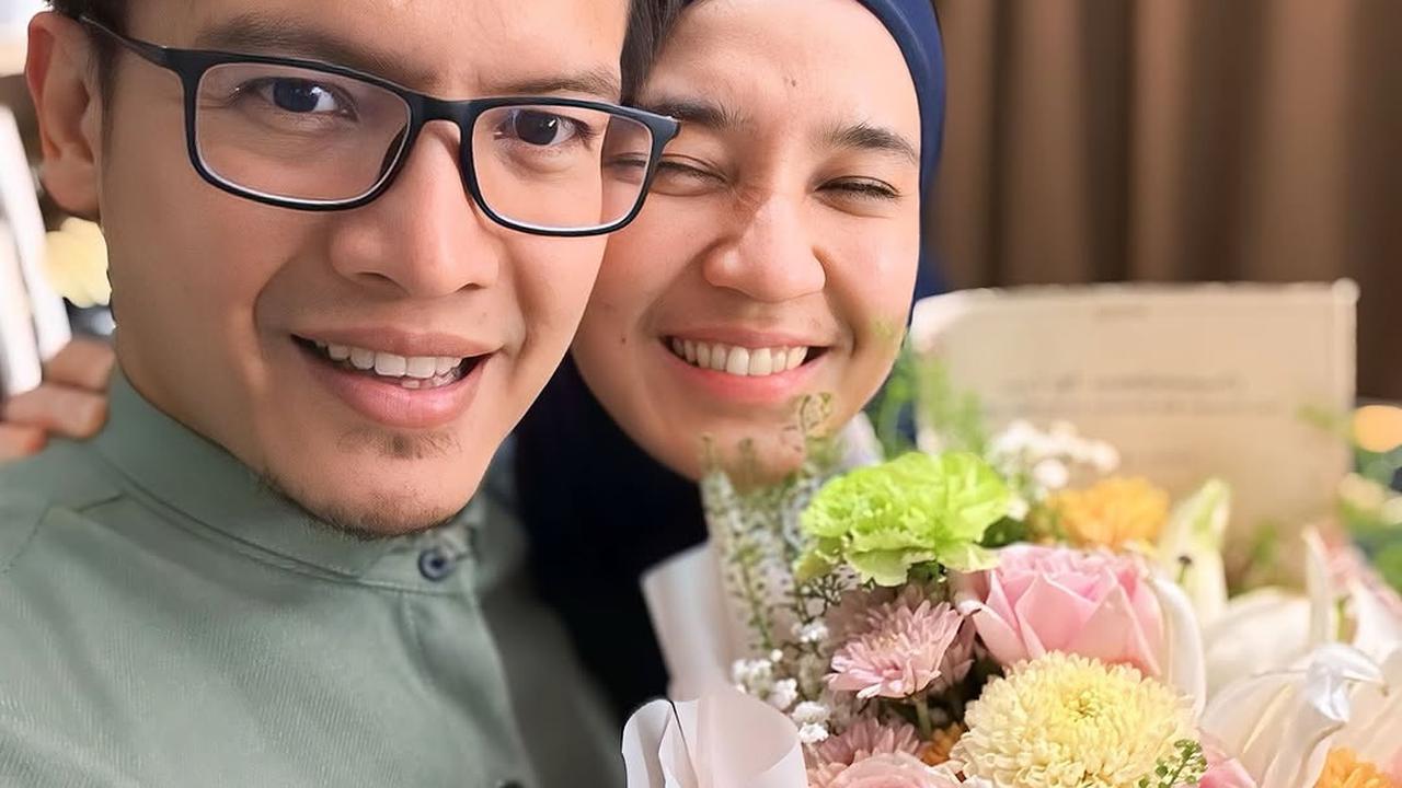 Potret Dhini Aminarti dan Dimas Seto, Tetap Mesra di 16 Tahun Pernikahan