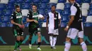 Gelandang Sassuolo, Filip Djuricic (kedua kiri) berselebrasi usai mencetak gol ke gawang Juventus pada pertandingan lanjutan Liga Serie A Italia di stadion Mapei di Reggio Emilia (15/7/2020). Juventus bermain imbang 3-3 atas Sassuolo. (AFP/Marco Bertorello)