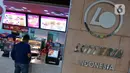 Karyawan melayani pembeli di gerai makanan cepat saji asal Korea, Lotteria di Kawasan Fatmawati, Jakarta, Satu (20/6/2020). Setelah 9 tahun, Lotteria mengumumkan akan menutup semua gerainya di Indonesia secara permanen per tanggal 29 Juni 2020. (Liputan6.com/Herman Zakharia)