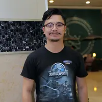 Ada yang berbeda dalam penampilannya Derby Romeo kali ini. Ia berpenampilan lebih macho dari biasanya. Penampilan barunya ini berkaitan dengan tuntutan peran film terbarunya. (Andy Masela/Bintang.com)