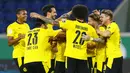 Pemain Borussia Dortmund merayakan gol yang dicetak Marco Reus ke gawang MSV Duisburg pada laga DFB-Pokal di Schauinsland-Reisen-Arena, Selasa (15/9/2020). Borussia Dortmund menang 5-0 atas MSV Duisburg. (AFP/Thilo Schmulgen/pool)