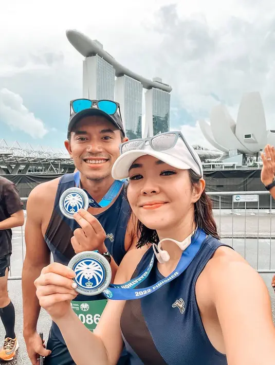 Tidak hanya sendiri, dalam mengikuti marathon ini ia juga ditemani oleh sang kekasih, Rino Soedarjo. Keduanya belakangan memang tampil semakin kompak dalam berbagai kesempatan. Pastinya saat mengikuti marathon, Gisel semakin semangat meski harus menempuh jarak 21 Km. (Liputan6.com/IG/@gisel_la)