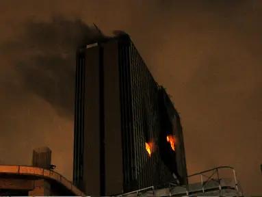Api menyala di sekitar lantai 23 bangunan Gedung Swiss Belhotel, Kelapa Gading, Jakarta, Minggu (7/8). Dua pekerja dikabarkan tewas saat terjadi kebakaran di hotel yang masih dalam tahap penyelesaian. (Liputan6.com/Helmi Fithriansyah)