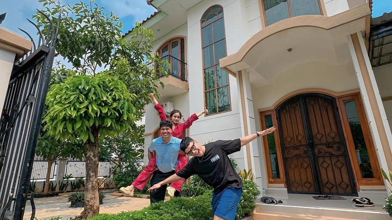 Berpose Bersama Kedua Kakaknya