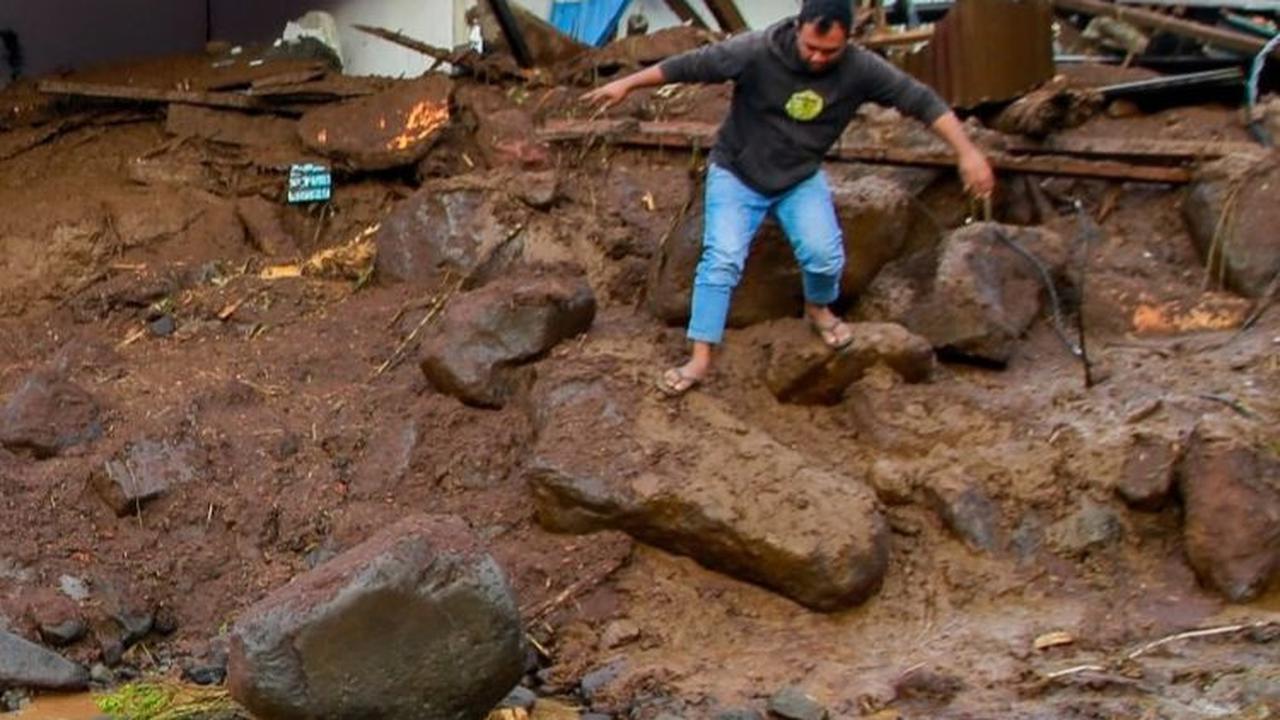Material tanah bercampur batu-batu besar tampak dengan sekejap menghancur rumah-rumah di kelurahan itu. Foto: AZZAM RISQULLAH / AFP