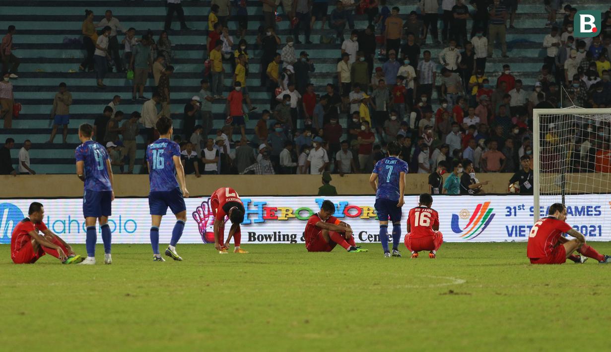 Para pemain Timnas Indonesia U-23 terduduk di lapangan usai dikalahkan Thailand. (Bola.com/Ikhwan Yanuar)