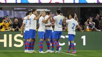 Penyerang FC Barcelona Robert Lewandowski (9) merayakan dengan rekan setimnya setelah mencetak gol pada paruh pertama pertandingan sepak bola Piala Champions melawan Arsenal FC, Rabu, 26 Juli 2023, di Inglewood, California (AP Photo/Ashley Landis)