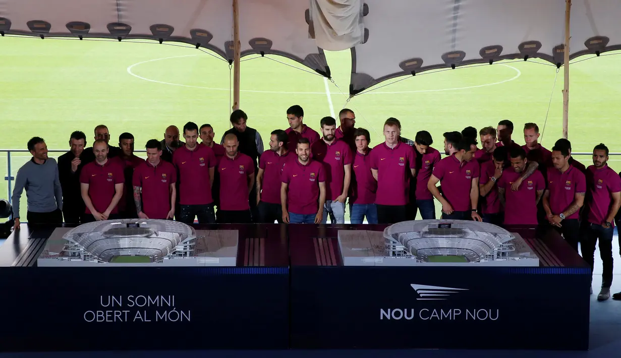 Pemain Barcelona berpose di dekat Maket proyek pemugaran Stadion Camp Nou , Barcelona, Spanyol (21/4). Barcelona membutuhkan biaya sebesar €600 juta dengan kapasitas stadion akan dinaikkan menjadi sebesar 105 ribu penonton. (REUTERS/Albert Gea)